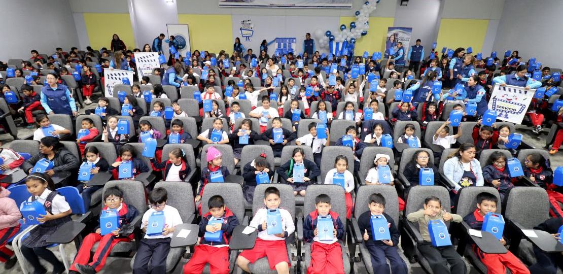 Mas de 300 niños disfrutando de la proyección de una película desde su colegio