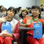 Dos niñas muy felices saludan y muestran el regalo que les entrego la Fundación