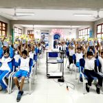 El grupo de niños muy felices muestran el regalo que les entrega la fundación, un juego didáctico, un refresco y palomitas de maíz para cada uno.