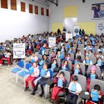 Los niños dispuestos y preparados para el inicio de la película, quienes están al lado izquierdo del auditorio