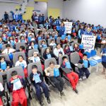 Los niños dispuestos y preparados para el inicio de la película, quienes están al lado derecho del auditorio