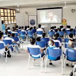 El grupo total de niños están muy atentos a la película, aprendiendo sobre las emociones.