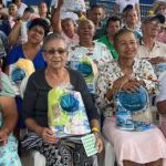 Adultos mayores de Segovía, Antioquia reciben kits de aseo de jornada de apoyo realizada por la Fundación.