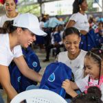 Entrega de kits escolares y muchos regalos en Buenaventura