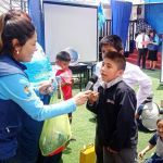 Un niño participa en el taller de emociones y responde una pregunta y se gana un premio