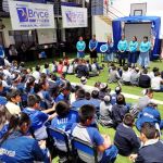 Voluntaria de haciendo la presentación de la Fundación a los niños