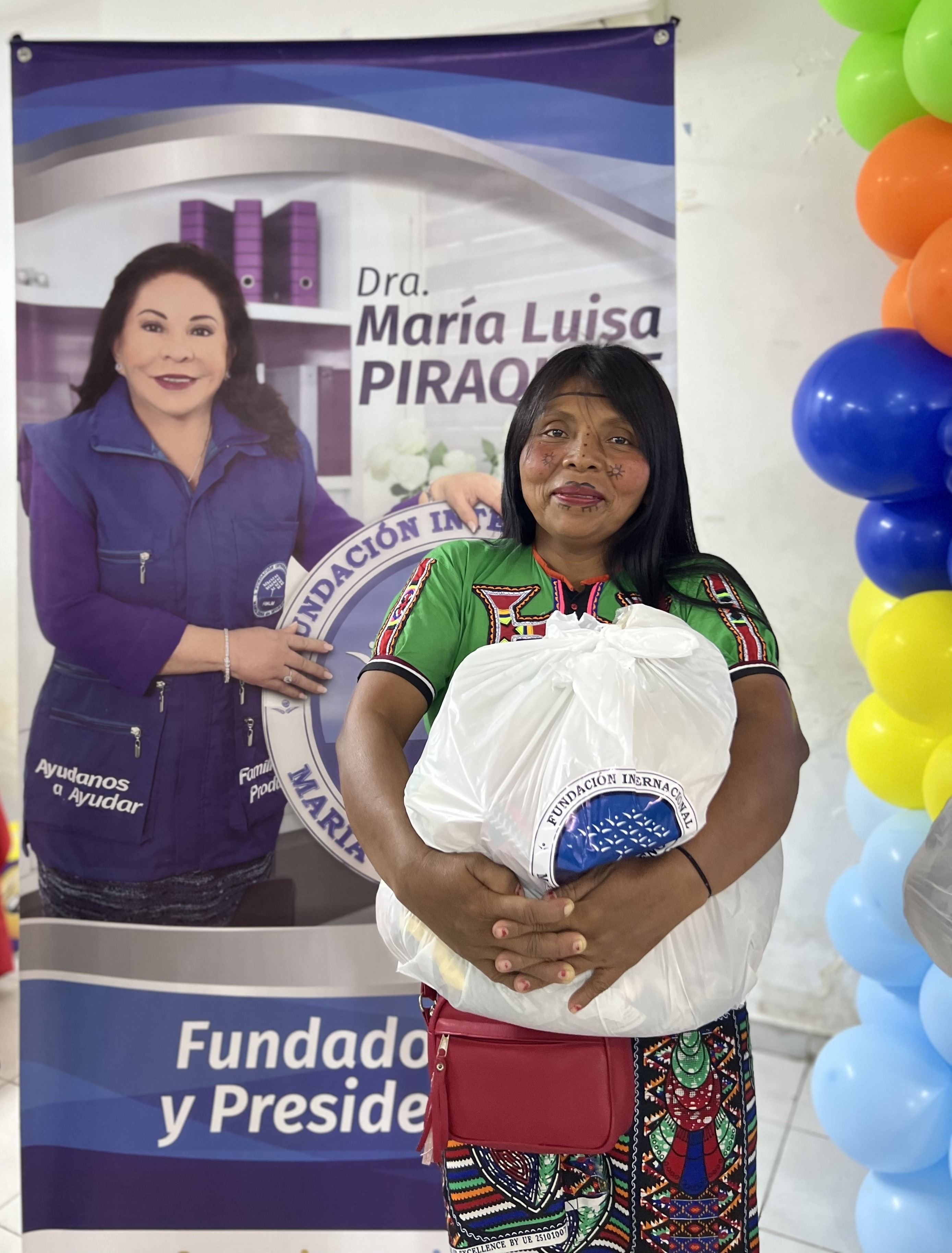 entre-risas-y-aplausos-adultos-de-la-comunidad-indigena-embera-katios-del-alto-sinu-cordoba-se-beneficiaron-con-la-entrega-de-mercados