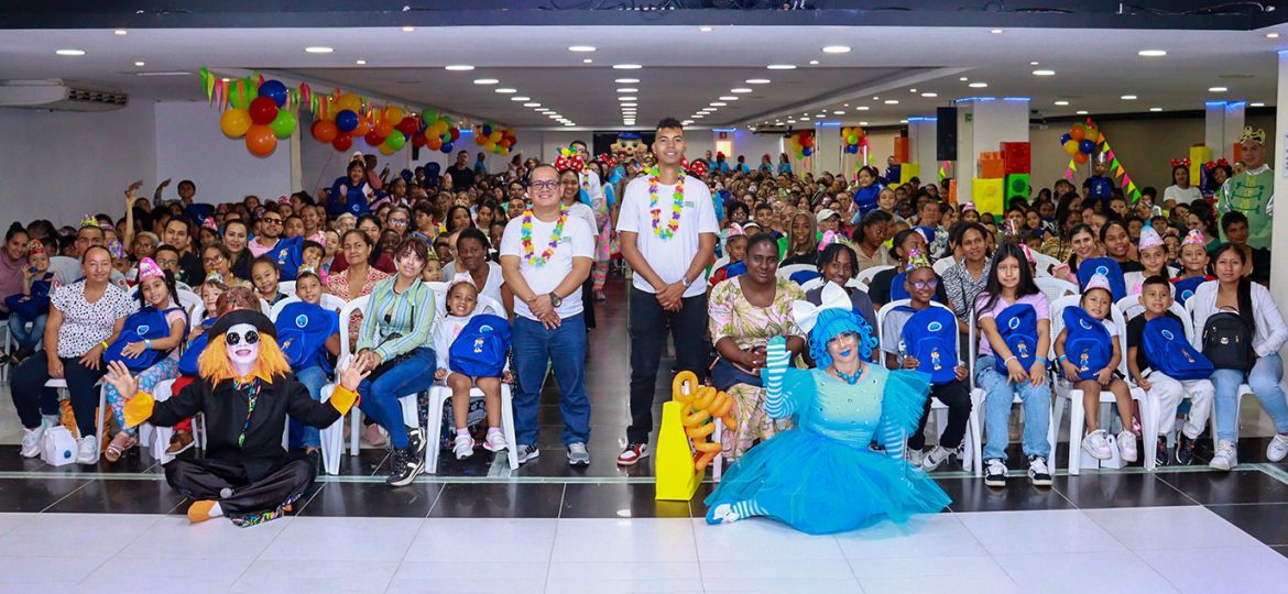 500 niños y niñas de Cali recibieron kits escolares y momentos de alegría