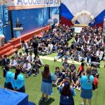 Los niños prestan atención al taller de emociones y valores.