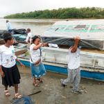 Entrega de ayudas a familias afectadas por inundaciones.