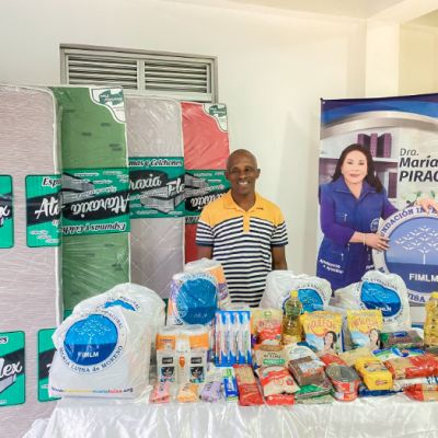 Entrega de ayudas a familias afectadas por inundaciones.