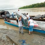 Entrega de ayudas a familias afectadas por inundaciones.