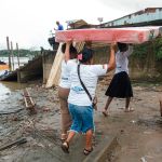 Entrega de ayudas a familias afectadas por inundaciones.