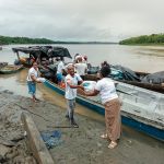 Entrega de ayudas a familias afectadas por inundaciones.