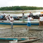 Entrega de ayudas a familias afectadas por inundaciones.