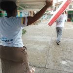 Entrega de ayudas a familias afectadas por inundaciones.