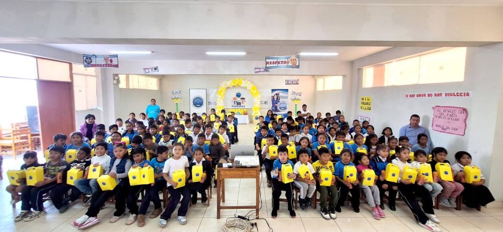 El grupo total de niños beneficiados con sus cajitas de regalo