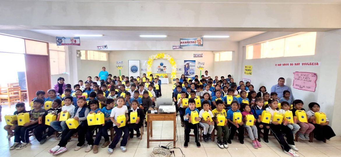 El grupo total de niños beneficiados con sus cajitas de regalo