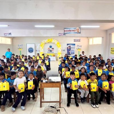 El grupo total de niños beneficiados con sus cajitas de regalo