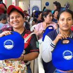 Dos mujeres mostrando alegres la bolsa térmica que recibieron