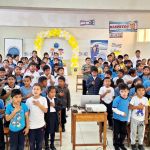 Todos los niños de pie cantan el Himno nacional del Perú