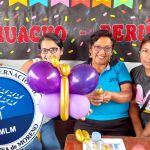 Tres mujeres aprenden a realizar una mariposa de globos