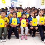 Un grupo de niños muestran con mucha alegría los regalos que reciben de la Fundación.