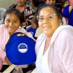 Madre e hija felices muestran el regalo que les dio la Fundación