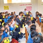 Los niños prestan mucha atención a la película, se divierten, mientras comen sus palomitas de maíz.