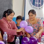 Familia realiza con cuidado su trabajo de globos