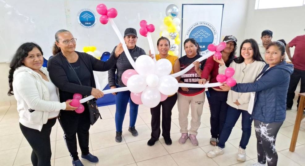 Mujeres comparten el trabajo de globos realizado en clase.