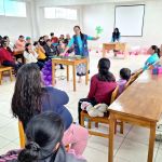 Grupo de mujeres atentas recibiendo el taller de globos