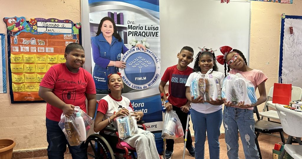 Entrega de kits de aseo en la escuela republica de Guatemala