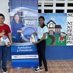 Entrega de kits de aseo en la escuela republica de Guatemala