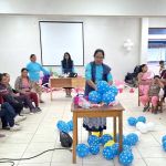 Mujeres recibiendo capacitación en el taller de globos