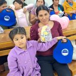 Madre e hija muestran su bolsa térmica de regalo y el refrigerio.