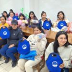 Grupo de mujeres muestran su bolsa térmica de regalo y sus refrigerios