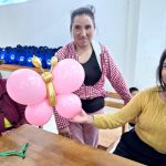 Familia Feliz muestra su mariposa de globos que aprendieron a realizar