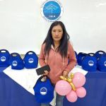 Beneficiada muestra su trabajo de globos y su bolsa térmica de regalo.