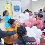 Mujeres beneficiadas trabajando en equipo en el taller de valores