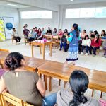 Grupo de beneficiadas recibiendo la instrucción del taller globos