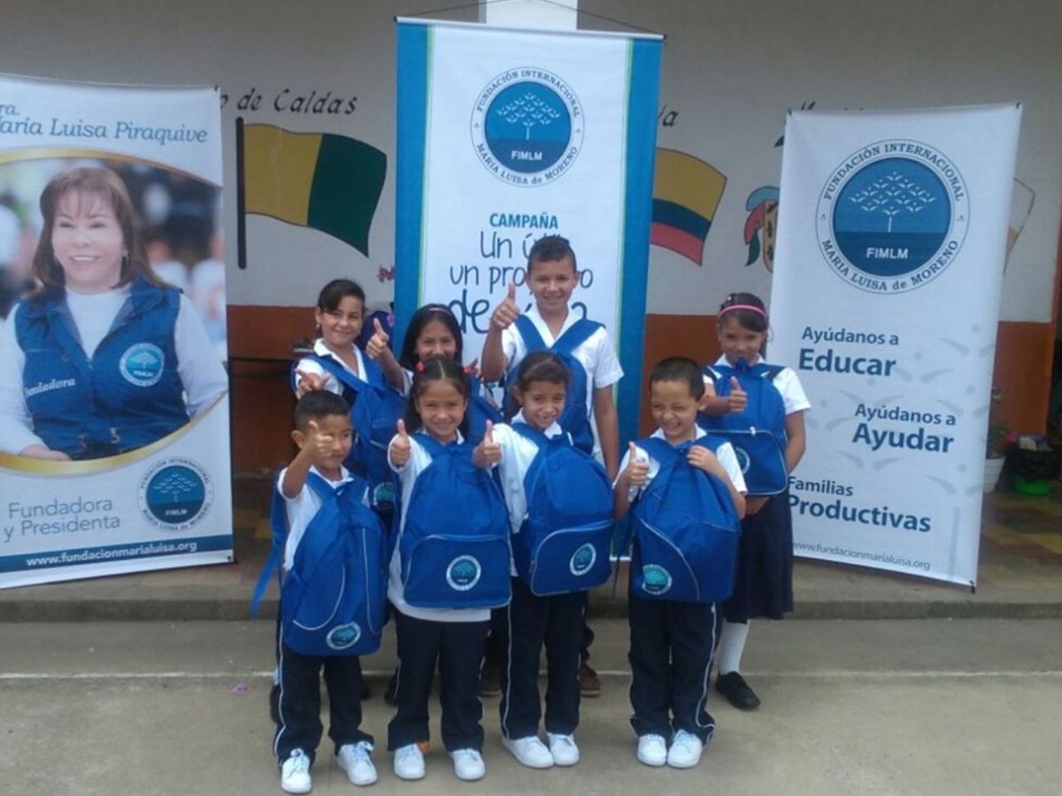 Niños felices con sus kits escolares - Escuela Juan Hurtado