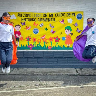 En el municipio de La Virginia, Risaralda,se llevó a cabo la jornada de entrega de kits escolares, donde 50 niños recibieron artículos e implementos necesarios para su regreso a clases, acompañados de los valores y los nuevos hábitos para cuidar y sumar acciones en pro del medio ambiente. Durante el evento, se realizaron diferentes actividades mediante el taller “Fortaleciendo eco-valores por el medio ambiente” con los eco-héroes, en el que se aplicó el valor de la austeridad y solidaridad, para ello se requirió del compromiso, que fue la habilidad socioemocional que se desarrolló. Finalmente, en medio de risas, cantos, bailes, el show de Hormy estuvo presente recordando el buen manejo de reciclaje,la manera como se debe pensar y actuar para poner en práctica lo aprendido durante la jornada