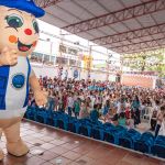 Con mucha energía, los niños bailaron y se divirtieron al ritmo del show de Hormi.