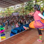 Los niños participaron en el taller de ecovalores, recibieron kits escolares y se divirtieron con el show de Hormi.