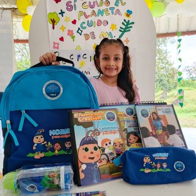 Cada niño recibió un kit escolar cuidadosamente preparado, con una variedad de materiales útiles que contribuirán a su aprendizaje diario y su crecimiento académico.