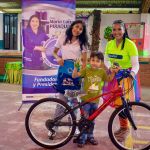 Los niños que demostraron sus conocimientos sobre las tres R recibieron premios especiales, motivándolos a seguir protegiendo el medio ambiente.