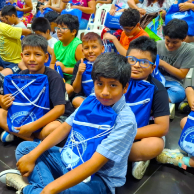 Grupo de niños felices con su mochilas escolares