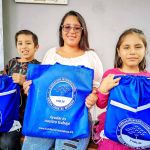 Familia feliz con la entrega de kits por parte de la Fundación