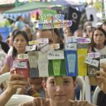 Niño muestra su arte ecológico sobre la separación adecuada de residuos